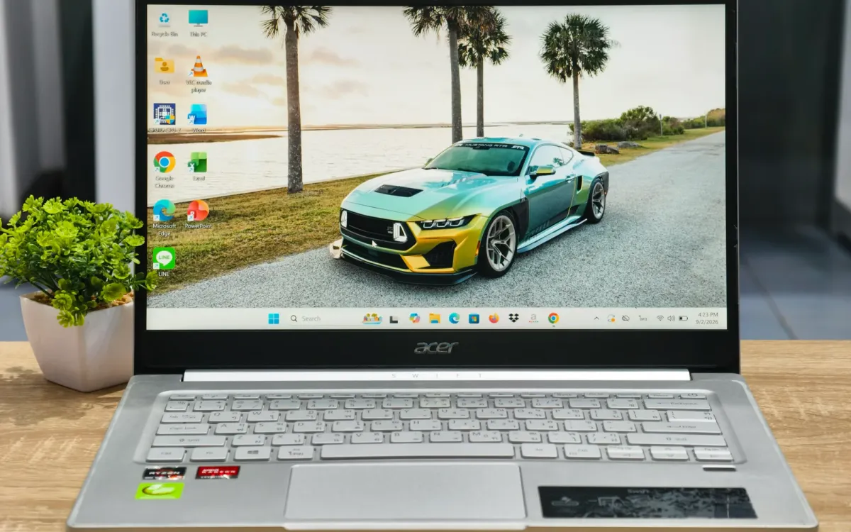Acer Swift สีเงิน มุมด้านหน้า เห็นหน้าจอและคีย์บอร์ด