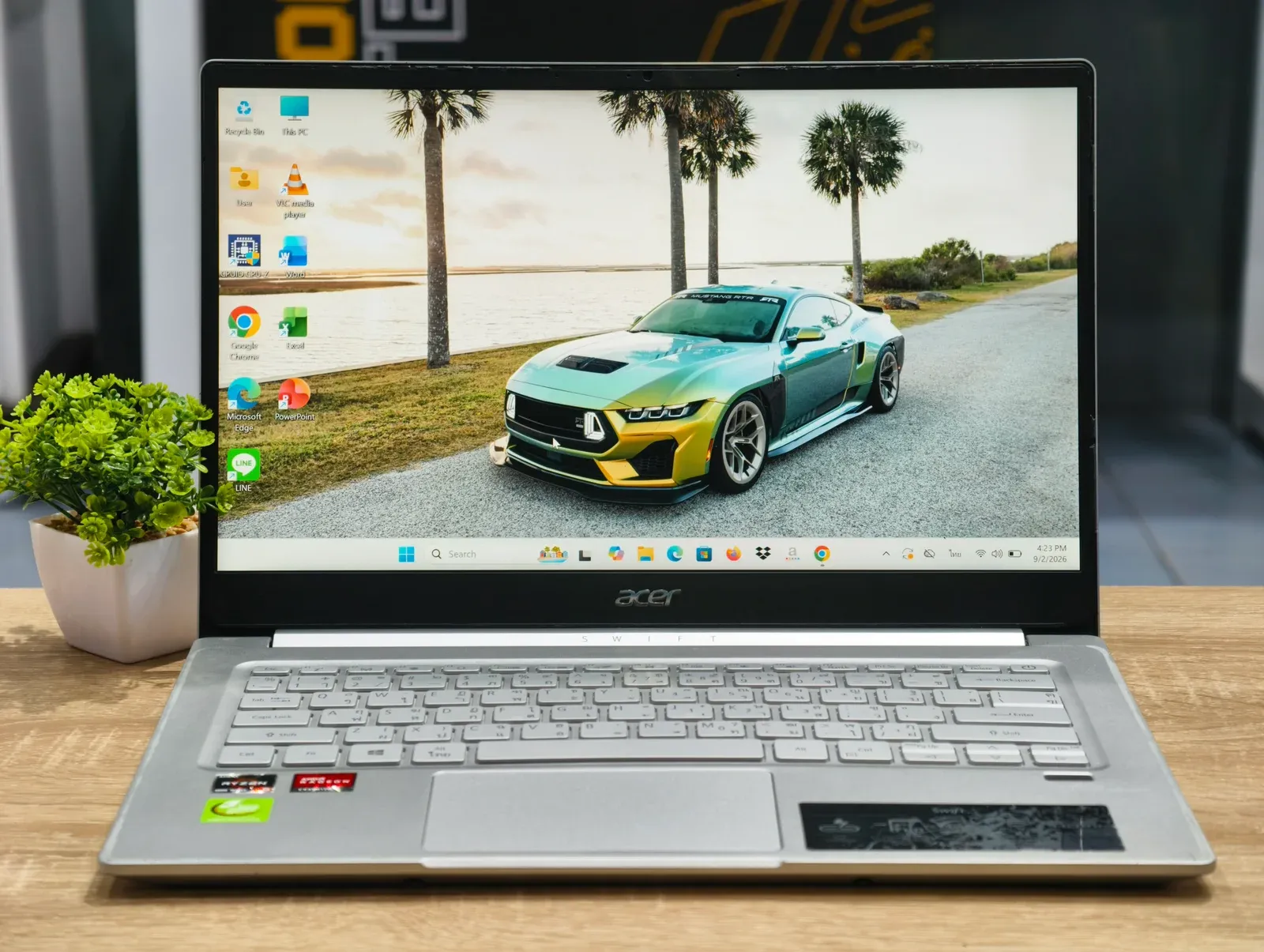 Acer Swift สีเงิน มุมด้านหน้า เห็นหน้าจอและคีย์บอร์ด