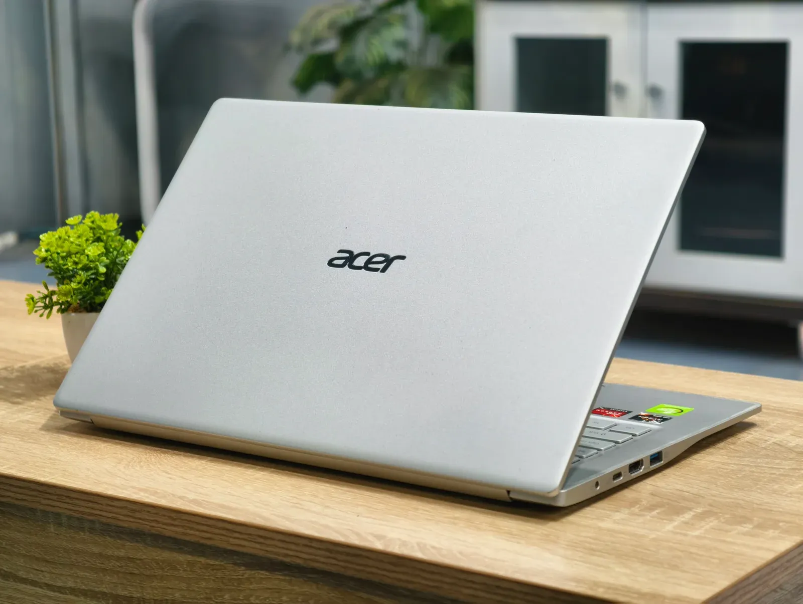 Acer Swift สีเงิน มุมฝาหลังและพอร์ตด้านข้าง