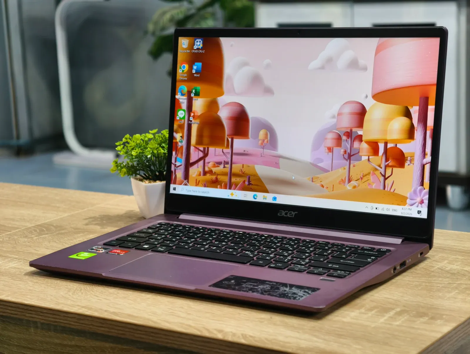 Acer Swift สีม่วง มุมเปิดหน้าจอ