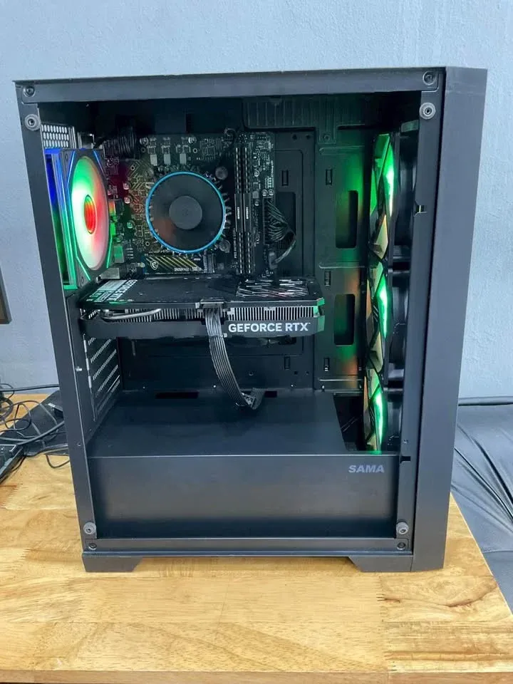 คอมตั้งโต๊ะเคสสีดำ มุมด้านข้างเห็นการ์ดจอ GeForce RTX