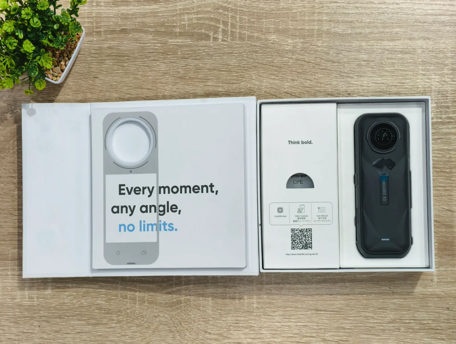 กล้อง Insta360 X5 พร้อมกล่องที่เปิดให้เห็นตัวกล้อง