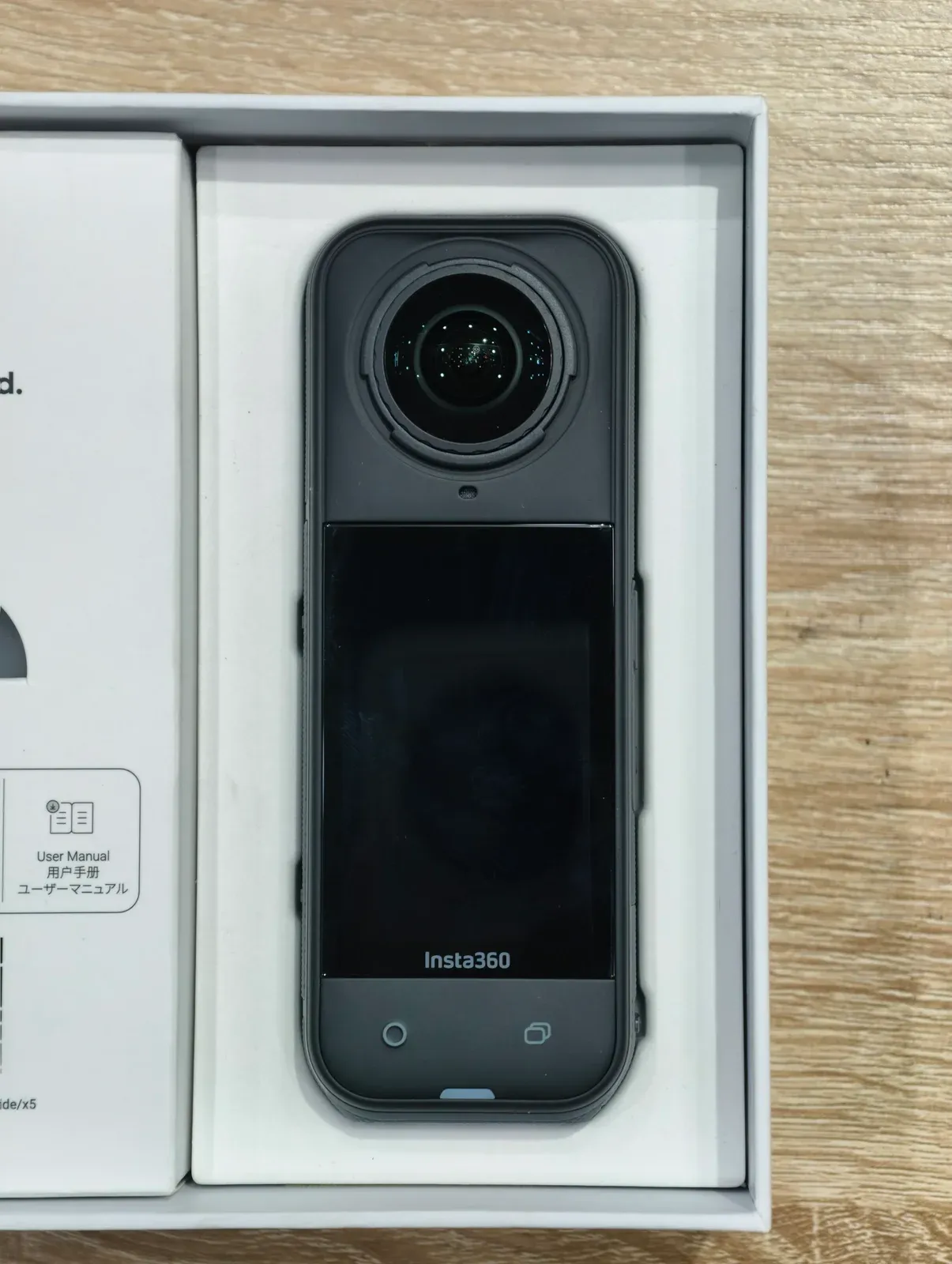 Insta360 X5 มุมใกล้ เห็นเลนส์ หน้าจอ และตัวเครื่อง