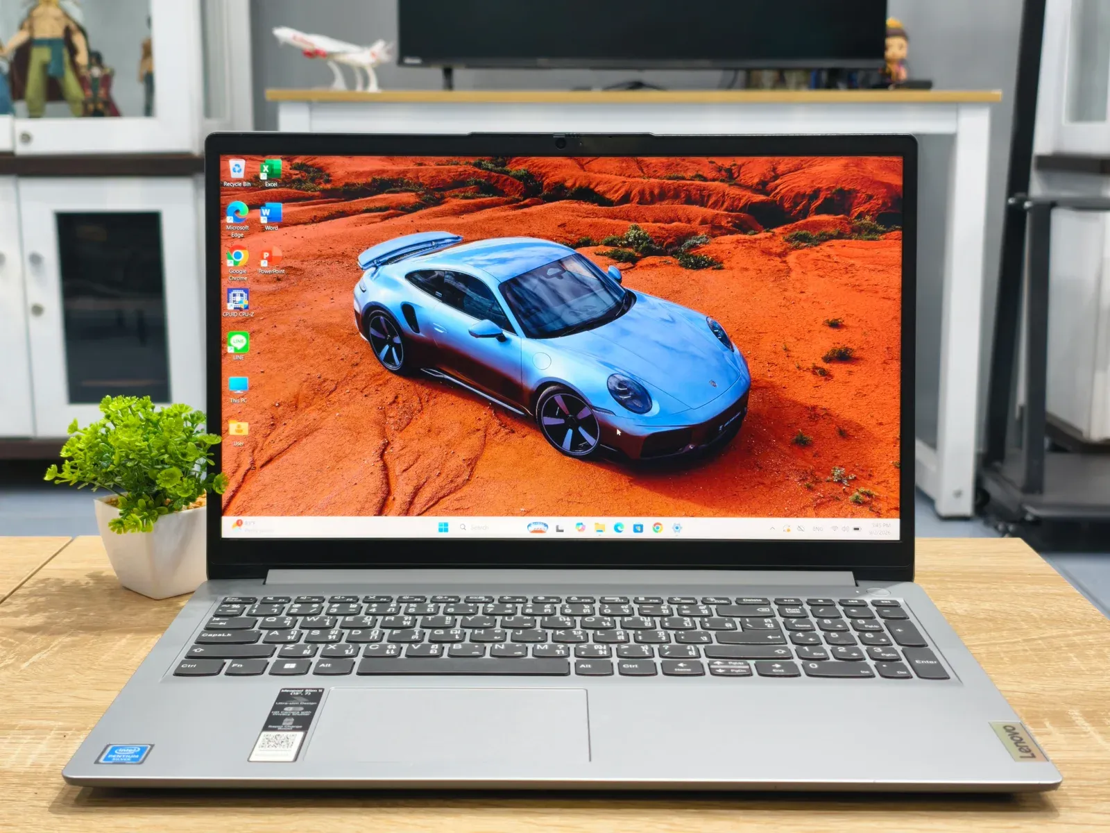 โน้ตบุ๊ก Lenovo สีเงิน มุมหน้าจอและแป้นตัวเลข