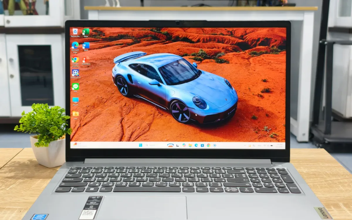 โน้ตบุ๊ก Lenovo สีเงิน มุมหน้าจอและแป้นตัวเลข