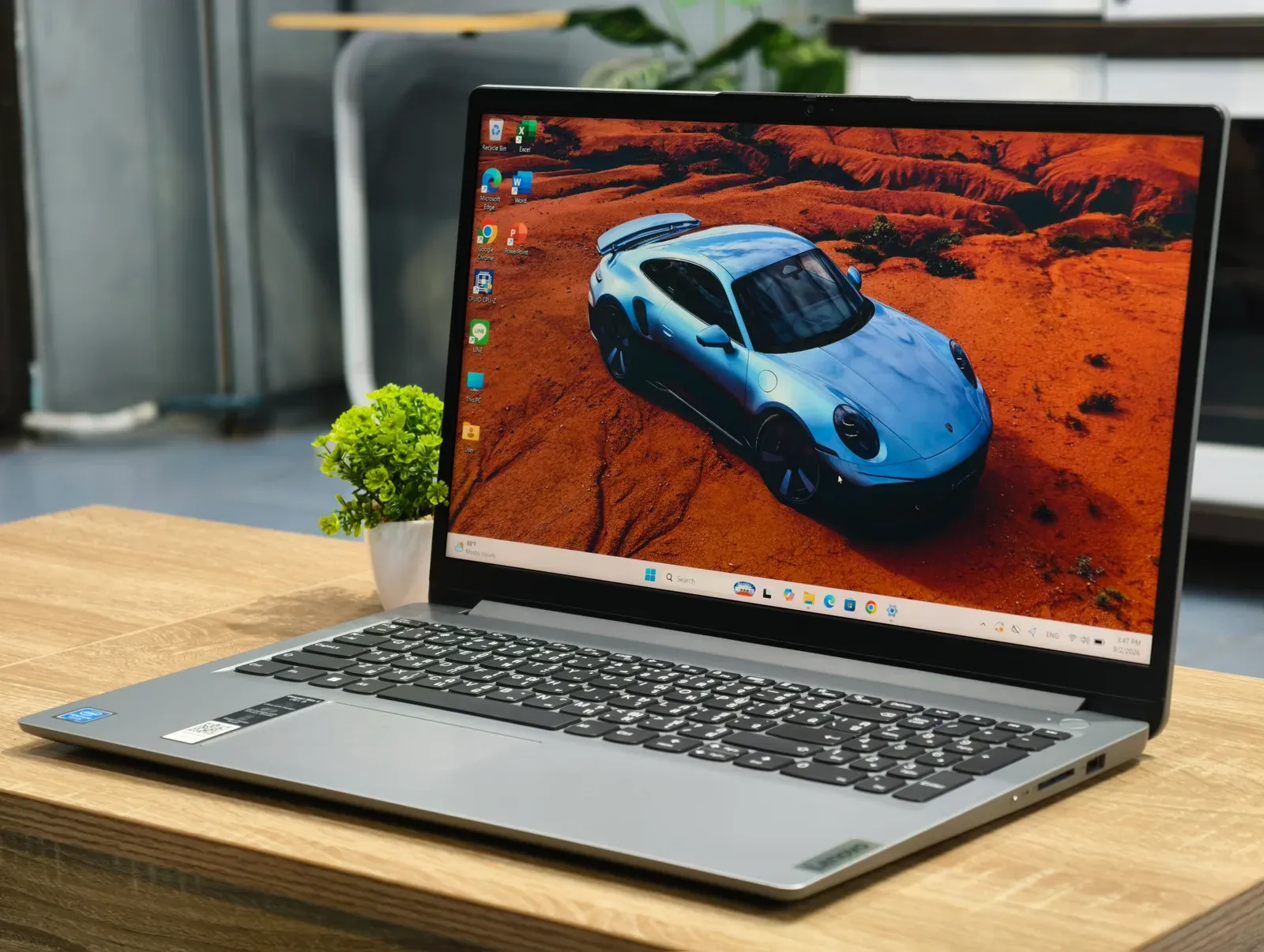 โน้ตบุ๊ก Lenovo มุมด้านข้าง เห็นบานพับและพอร์ต