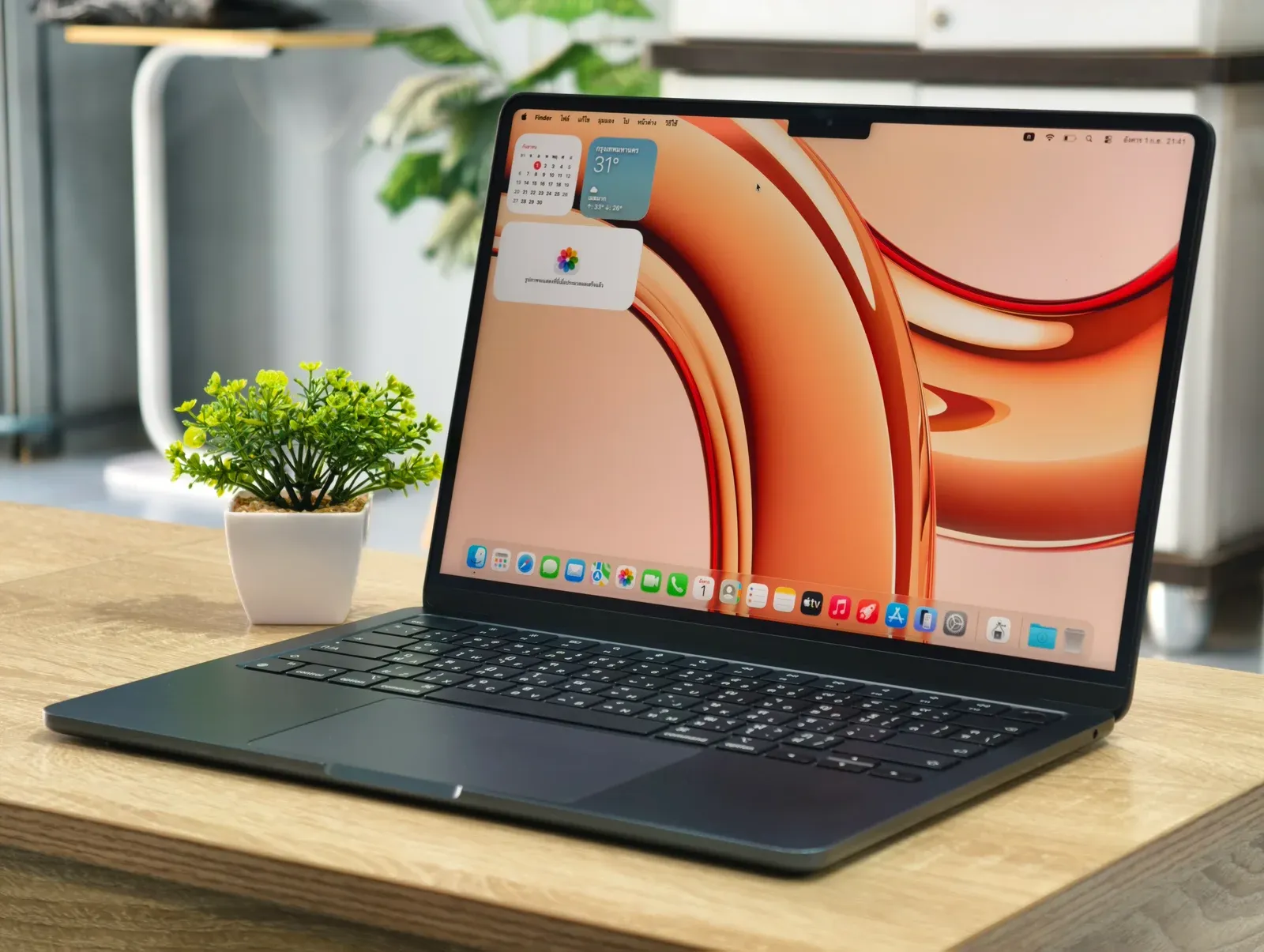 MacBook Air M3 มุมเปิดหน้าจอและคีย์บอร์ด