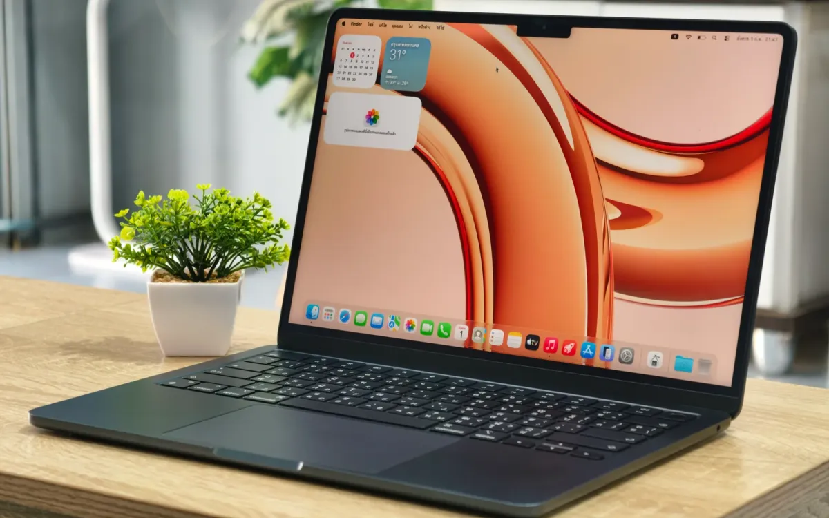 MacBook Air M3 มุมเปิดหน้าจอและคีย์บอร์ด