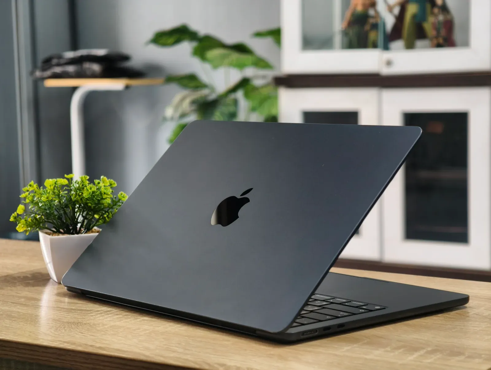 MacBook Air M3 มุมฝาหลังและขอบตัวเครื่อง