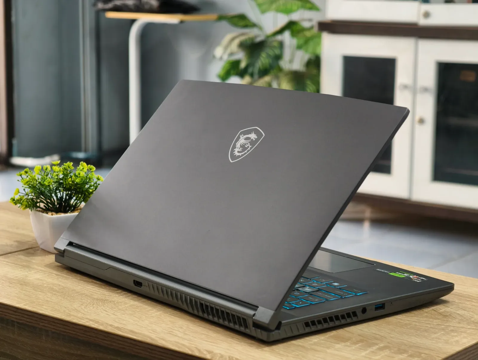 โน้ตบุ๊ก MSI มุมฝาหลังและช่องระบายอากาศ
