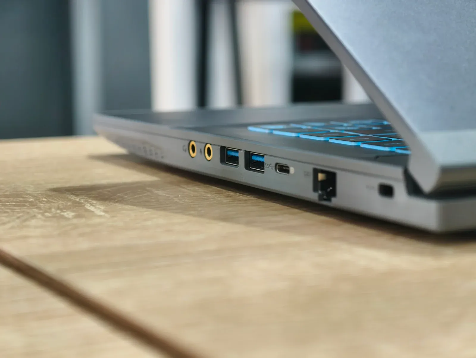พอร์ตด้านข้างโน้ตบุ๊ก MSI สำหรับถ่ายประกอบการแจ้งสภาพ
