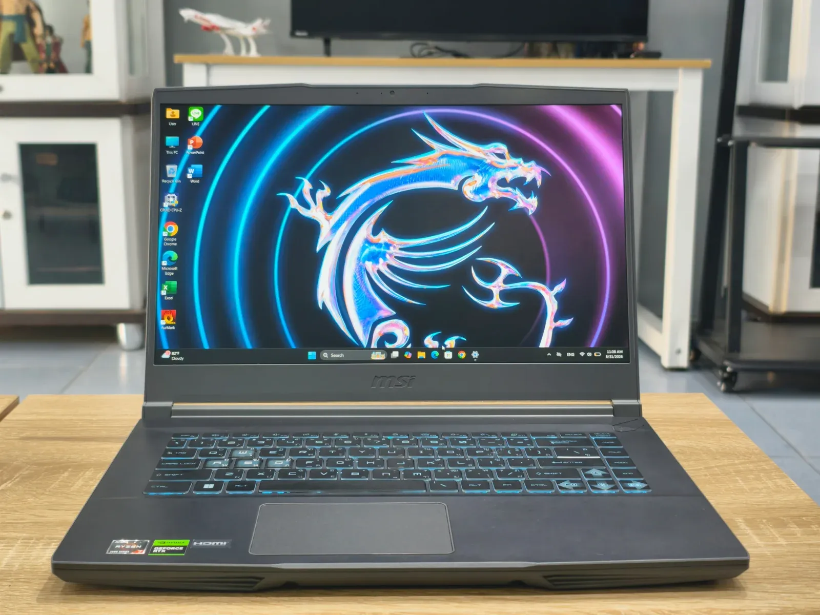 โน้ตบุ๊กเกมมิ่ง MSI มุมตรงด้านหน้า